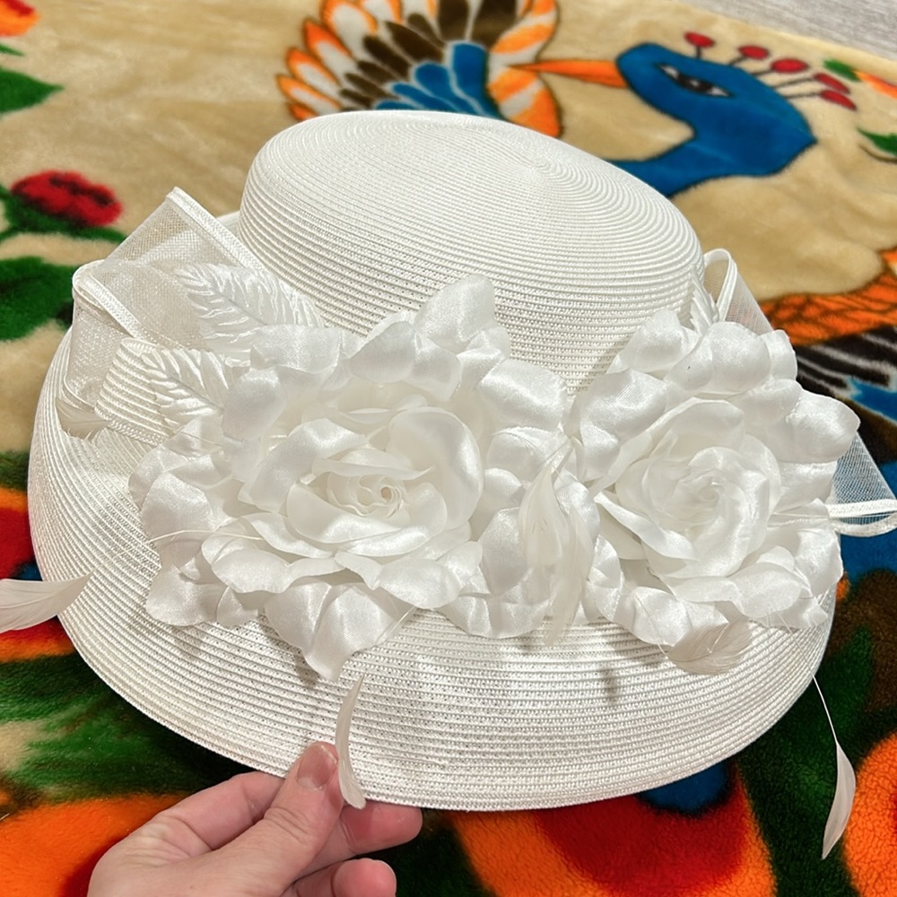 white hat 👒 she's like new